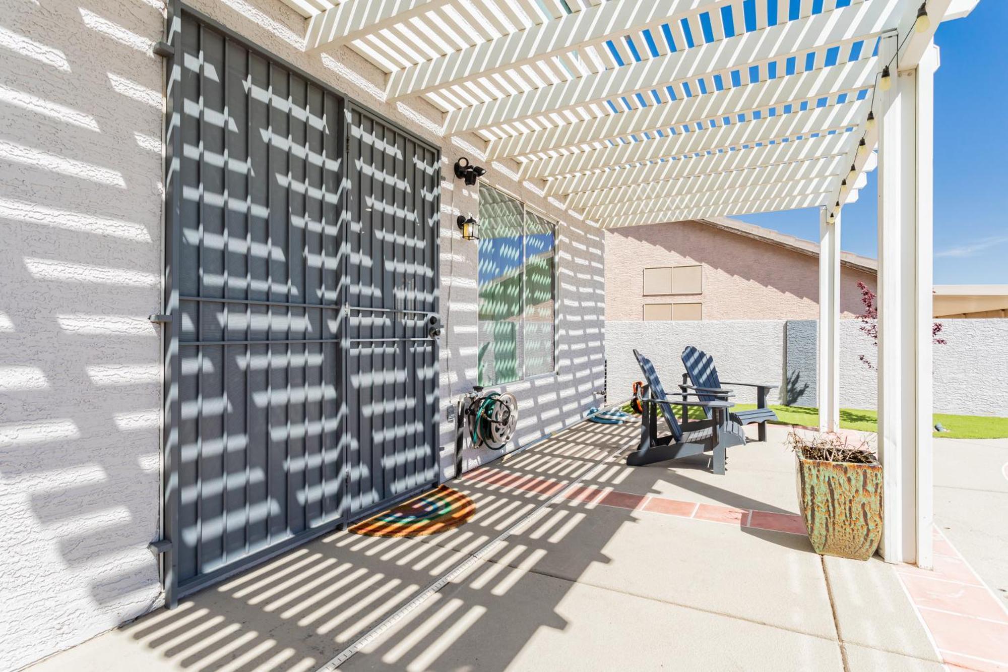 Modern Desert Oasis With Pool And